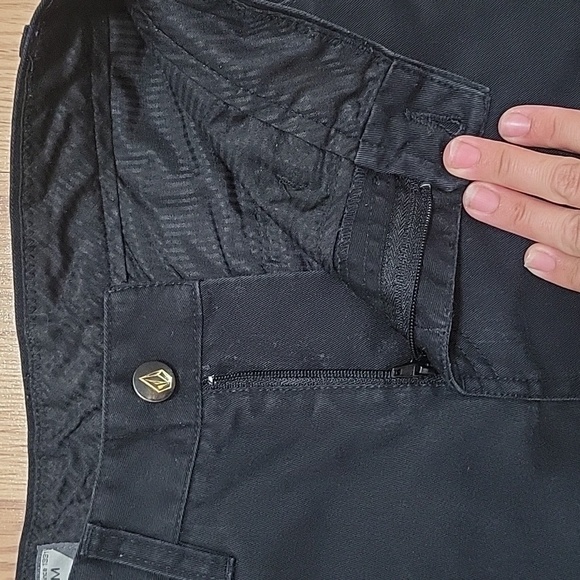 Volcom boys black Shorts Chino Casual Walking Bermuda Bottoms Size 26 e… - Picture 2 of 9